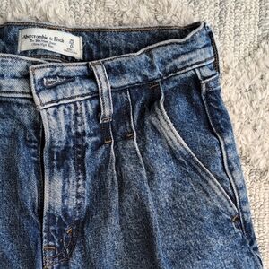 Abercrombie & Fitch '80s Mom Jean - Light Blue Denim with Tan Stitching